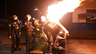  أطلقت الشرطة الغاز المسيل للدموع لتفريق المتظاهرين المناهضين للحكومة على طريق عموم أمريكا الشمالية السريع الذي أغلقه المتظاهرون، في تشاو، بيرو، 17 فبراير 2023.