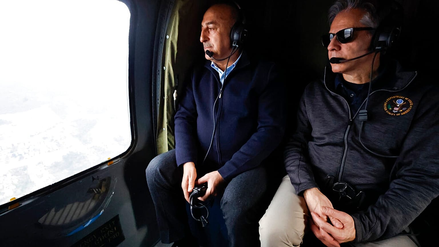 Le chef de la dipmomatie américaine à droite Antony Blinken et son homologue turc survolant le Hatay, le 19 février 2023