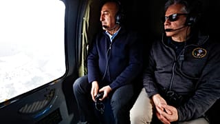 Le chef de la dipmomatie américaine à droite Antony Blinken et son homologue turc survolant le Hatay, le 19 février 2023
