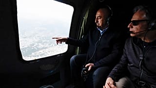 Госсекретарь США Энтони Блинкен и глава МИД Турции Мевлют Чавушоглу осматривают разрушения в провинции Хатай