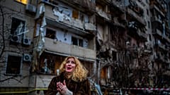 Eine Ukrainerin, deren Haus im Krieg zerstört wurde