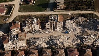 وزير الخارجية الأمريكي أنتوني بلينكين في جولة مع نظيره التركي مولود جاويش أوغلو بواسطة طائرة هليكوبتر على المناطق المنكوبة في هاتاي