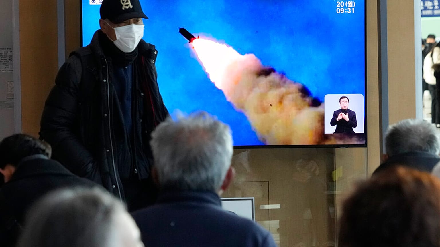 Des images de la télévision sud-coréenne montrant un tir de missile, à Séoul, le 20 février 2023