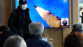 Des images de la télévision sud-coréenne montrant un tir de missile, à Séoul, le 20 février 2023