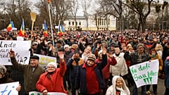 Oroszbarát, kormányellenes tüntetők Chisinauban, az ország fővárosában, 2023. február 19-én