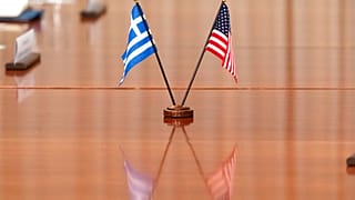 Η ελληνική και αμερικανική σημαία