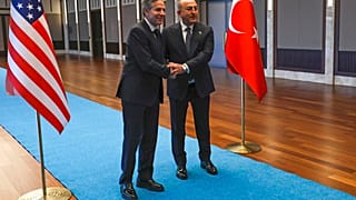 El secretario de Estado de EEUU, Antony Blinken estrecha la mano del ministro de Exteriores turco, Mevlut Cavusoglu