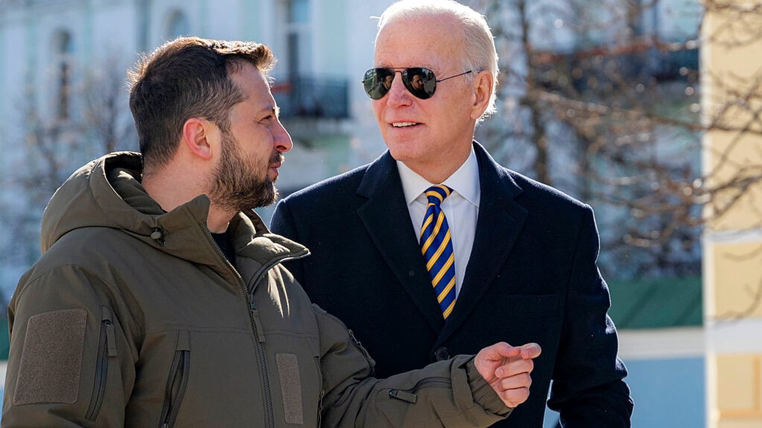 Joe Biden à droite et Volodymyr Zelensky à gauche (Kyiv, le 20/02/2023)