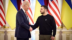 US-Präsident Joe Biden (l.) kommt in Kiew mit dem ukrainischen Präsidenten Wolodymyr Selenskyj zusammen