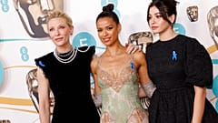 Cate Blanchette, Gugu-Mbatha Raw ve Yusra Mardini geceye Kahramanmaraş depremlerinde ölenleri anmak için mavi kurdeleyle katıldı