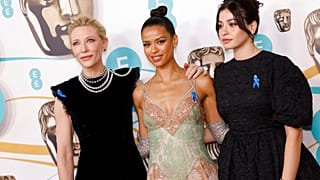 Cate Blanchette, Gugu-Mbatha Raw ve Yusra Mardini geceye Kahramanmaraş depremlerinde ölenleri anmak için mavi kurdeleyle katıldı