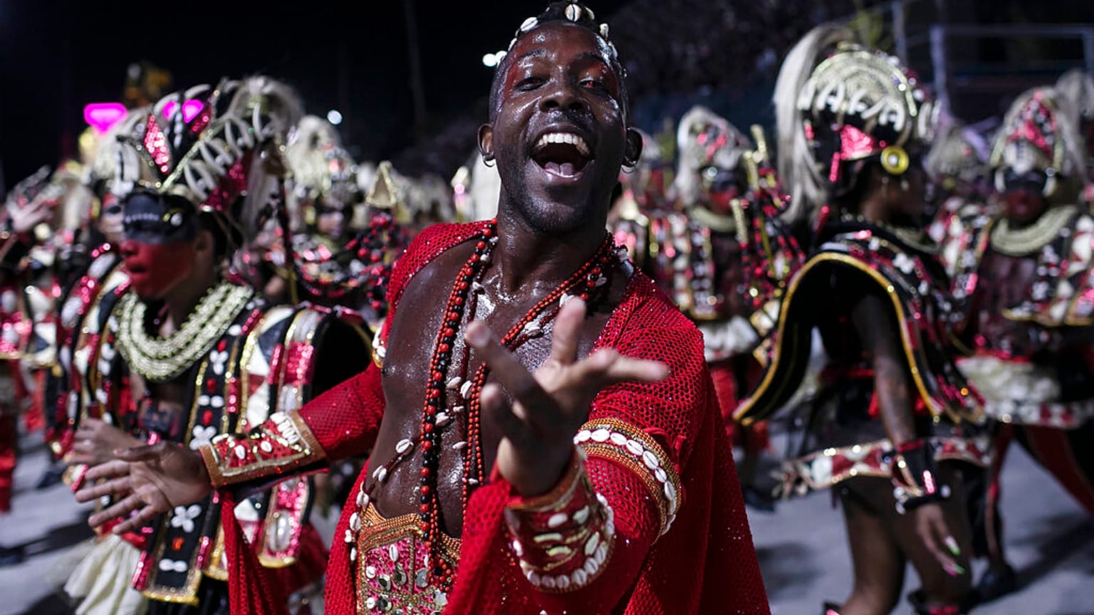 Ein Mitglied der Mangueira-Samba-Schule bei einer Parade im Sambodrom in Rio de Janeiro