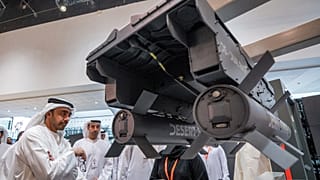 وزير الخارجية الإماراتي عبد الله بن زايد آل نهيان متفقداً أحد الأسلحة المعروضة