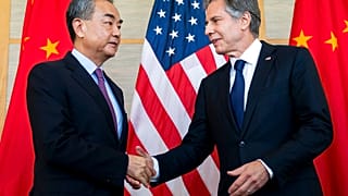 Wang Yi és Antony Blinken kézfogója Műnchenben