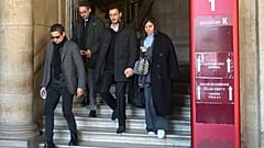 سعد لمجرد، الثاني من اليمين، يغادر قاعة المحكمة