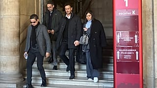 سعد لمجرد، الثاني من اليمين، يغادر قاعة المحكمة