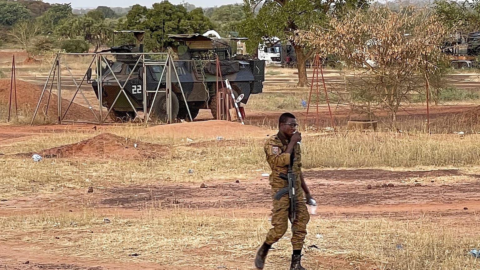 Archív fotó: helyi katona sétál el egy francia harci jármű előtt Burkina Fasóban