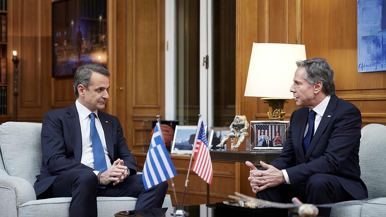 Ο υπουργός Εξωτερικών των ΗΠΑ Άντονι Μπλίνκεν συνομιλεί με τον πρωθυπουργό, Κυριάκο Μητσοτάκη κατά τη διάρκεια της συνάντησής τους στο Μέγαρο Μαξίμου