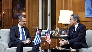 Ο υπουργός Εξωτερικών των ΗΠΑ Άντονι Μπλίνκεν συνομιλεί με τον πρωθυπουργό, Κυριάκο Μητσοτάκη κατά τη διάρκεια της συνάντησής τους στο Μέγαρο Μαξίμου