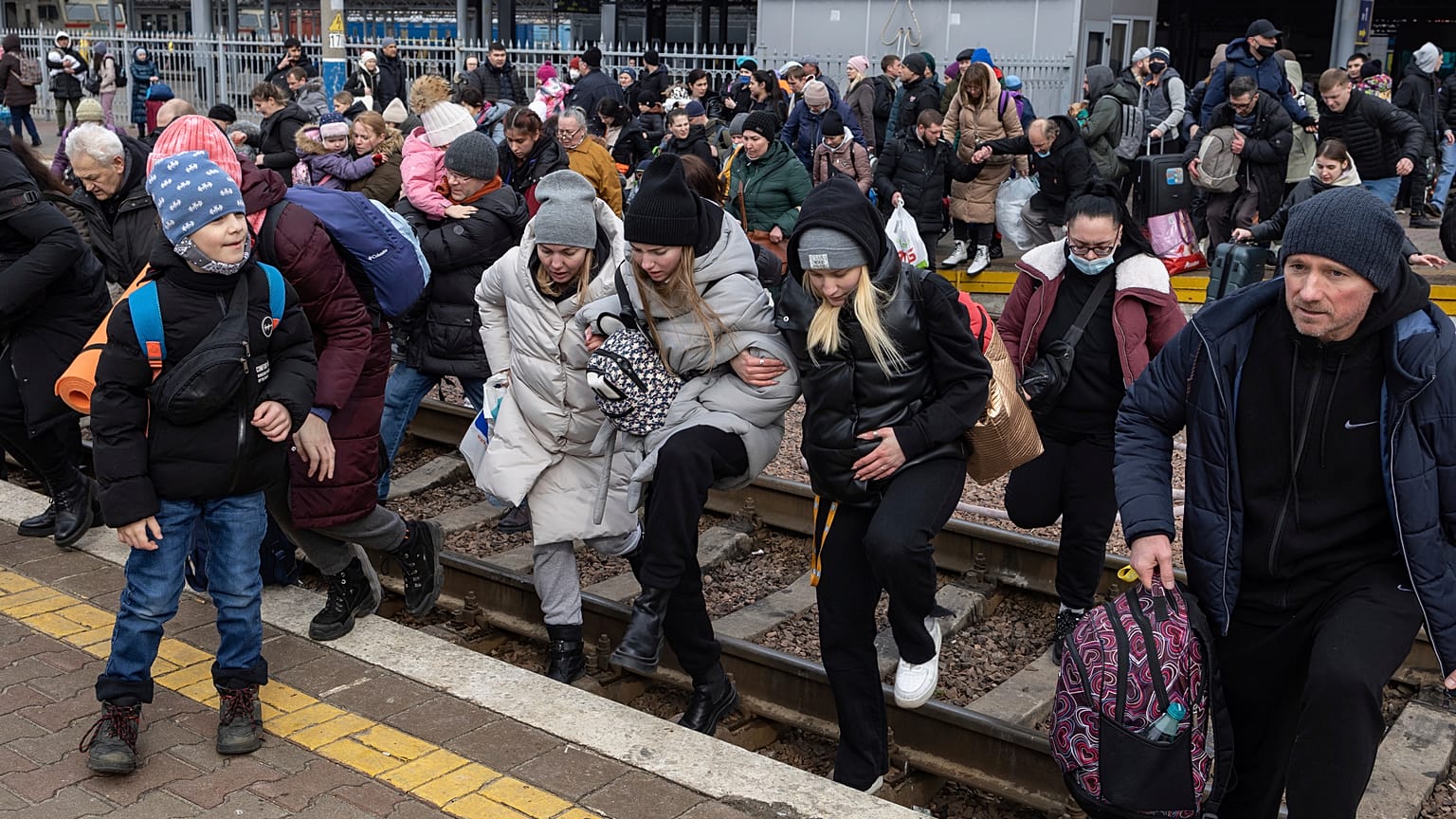Des personnes, principalement des femmes et des enfants, tentent de monter dans un train à destination de Lviv, à la gare de Kyiv, en Ukraine, le vendredi 4 mars 2022