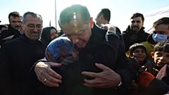 الرئيس التركي رجب طيب إردوغان يواسي المنكوبين