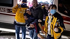 Helfer bringen einen Jungen zum Rettungsdienst.