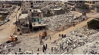 مواطنون يتفقدون المباني المنهارة بعد الزلزال المدمر الذي ضرب سوريا وتركيا في بلدة حارم بمحافظة إدلب السورية، السبت 11 شباط 2023.