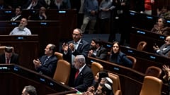 مشرعون في البرلمان الإسرائيلي (الكنيست) أثناء التصويت على خطة مثيرة للجدل لإصلاح النظام القانوني. 2023/02/21