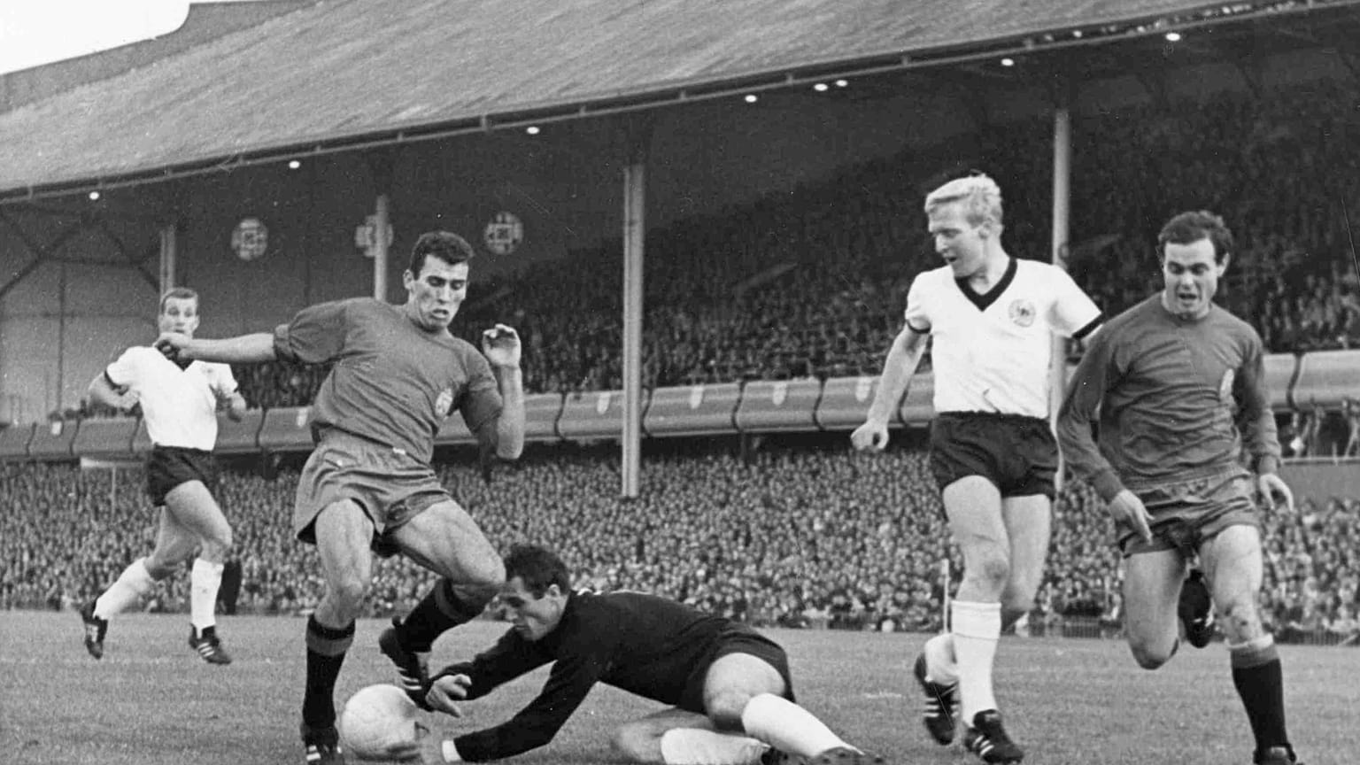 El portero de Alemania Occidental salva el balón a los pies del delantero español Amancio Amaro durante el Mundial de Inglaterra 1966.