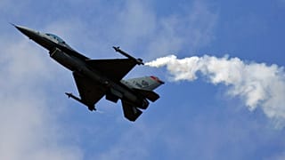 Un aereo da combattimento Lockheed Martin F-16 Fighting Falcon dell'aeronautica militare statunitense, in volo sui cieli dell'Inghilterra nel 2008