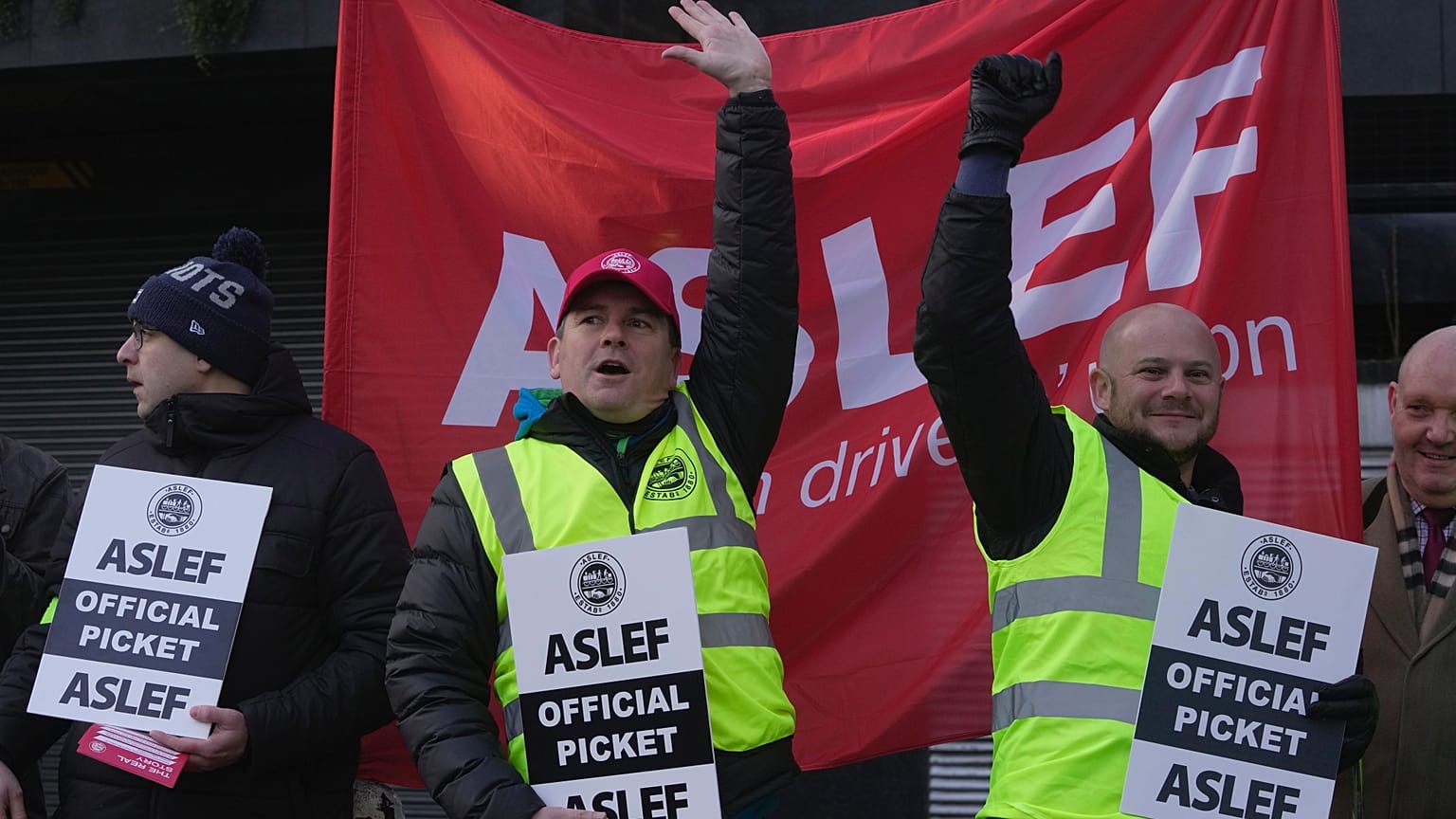 Vasúti dolgozók tiltakoznak az ASLEF brit szakszervezet felhívására szervezett bérkövetelő munkabeszüntetésen a l