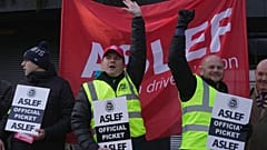 Vasúti dolgozók tiltakoznak az ASLEF brit szakszervezet felhívására szervezett bérkövetelő munkabeszüntetésen a l