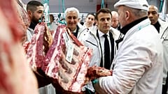 الرئيس الفرنسي إيمانويل ماكرون خلال زيارته إلى سوق رونجيس
