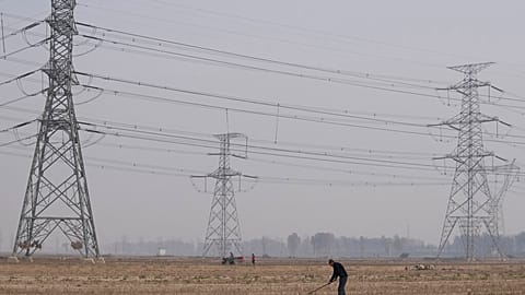 خطوط الكهرباء بالقرب من مقاطعة خنان بوسط الصين، يوم السبت 23 أكتوبر/تشرين الأول 2021.