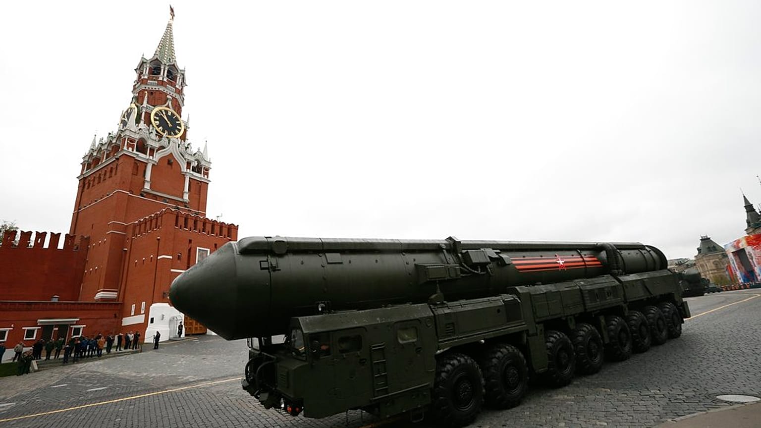 АРХИВ: российский Тополь М на параде 9 мая 2017 года