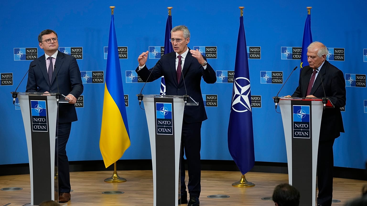 Dmitro Kuleba ukrán külügyminiszter, Jens Stoltenberg NATO-főtitkár és Josep Borrell, az Európai Unió kül- és biztonságpolitikai főképviselője 