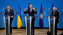 Dmitro Kuleba ukrán külügyminiszter, Jens Stoltenberg NATO-főtitkár és Josep Borrell, az Európai Unió kül- és biztonságpolitikai főképviselője 