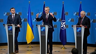 Dmitro Kuleba ukrán külügyminiszter, Jens Stoltenberg NATO-főtitkár és Josep Borrell, az Európai Unió kül- és biztonságpolitikai főképviselője