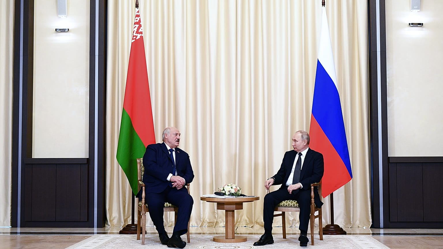 Vlagyimir Putyin orosz elnök és Aljakszandr Lukasenka fehérorosz elnök megbeszélést folytat elnöki rezidenciáján, Novo-Ogarjovóban 2023. február 