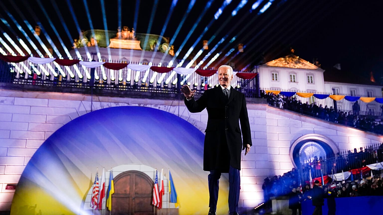 Joe Biden en los jardines del antiguo castillo real de Varsovia