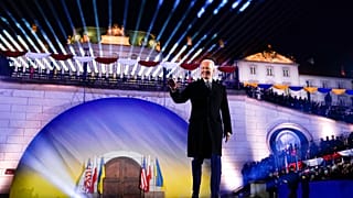 Joe Biden en los jardines del antiguo castillo real de Varsovia