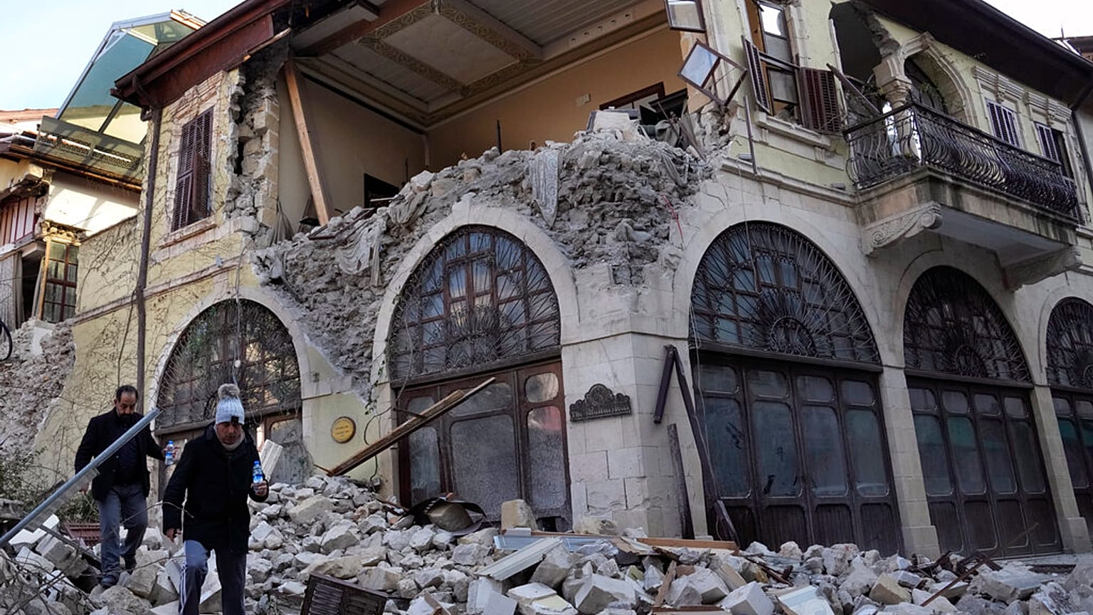 Antakya merkezde yer alan bir otel binası olarak kullanılan eski yapı 6 Şubat'taki depremlerde büyük yıkıma uğradı