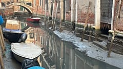 Las góndolas de Venecia varadas en los canales secos
