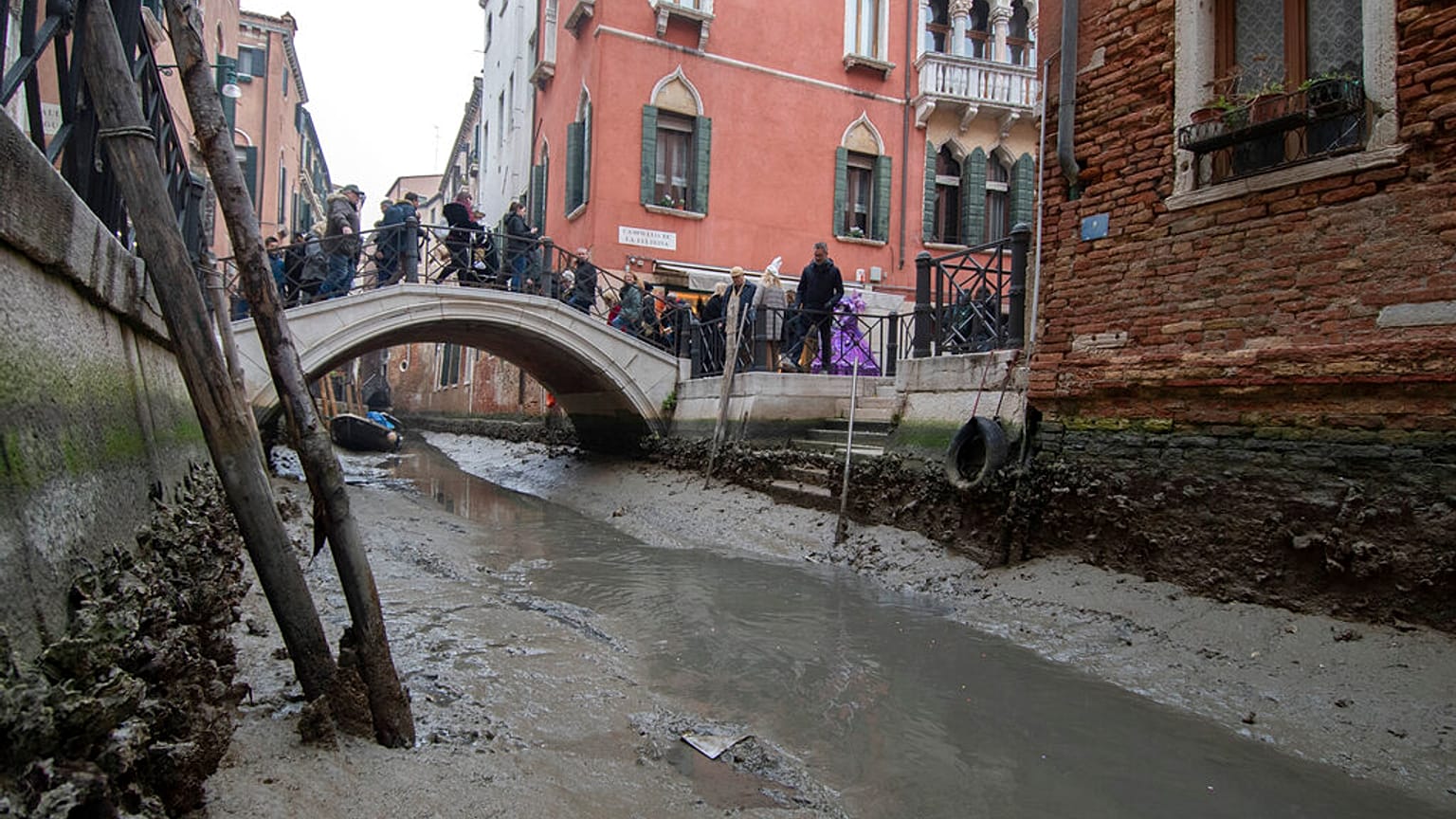 Blick auf einen ausgetrockneten Kanal bei Niedrigwasser in Venedig