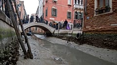 Blick auf einen ausgetrockneten Kanal bei Niedrigwasser in Venedig