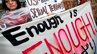Tüntető Okinava szigetén 2008-ban - képünk illusztráció