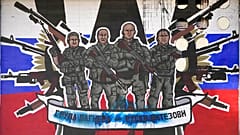 Une peinture murale représentant des mercenaires du groupe russe Wagner, sur laquelle on peut lire : "Les mercenaires du groupe Wagner sont des hommes d'affaires"