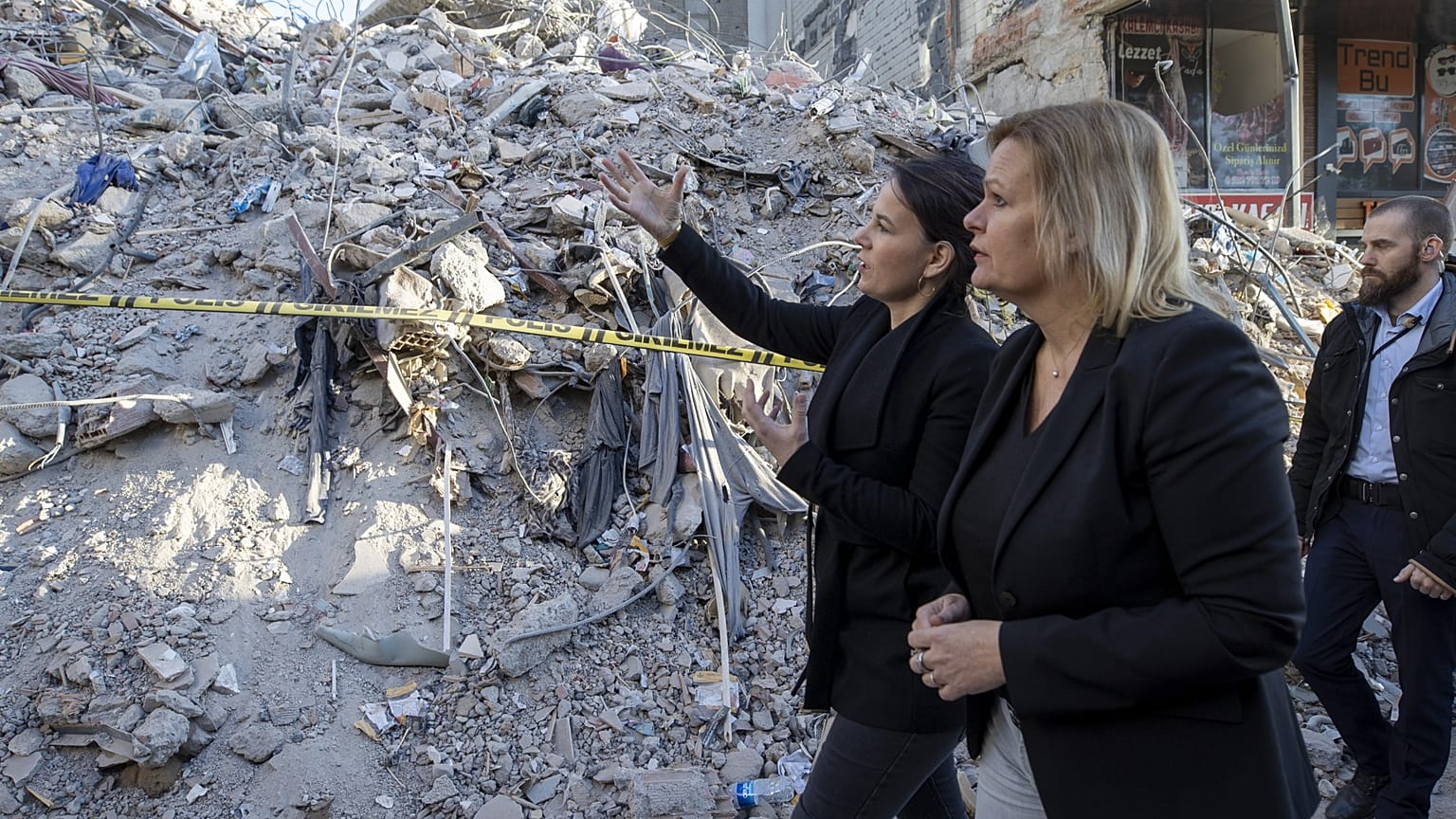 Almanya Dışişleri Bakanı Baerbock ile İçişleri Bakanı Feaser deprem bölgesini ziyaret etti