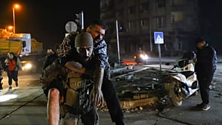 Sérült férfit cipel egy katona Hatayban