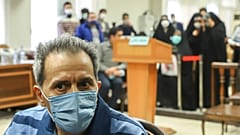 مواطن إيراني -ألماني ومقيم في الولايات المتحدة جمشيد شارمهد يحضر محاكمته في المحكمة الثورية، في طهران، إيران، 6 فبراير 2022.